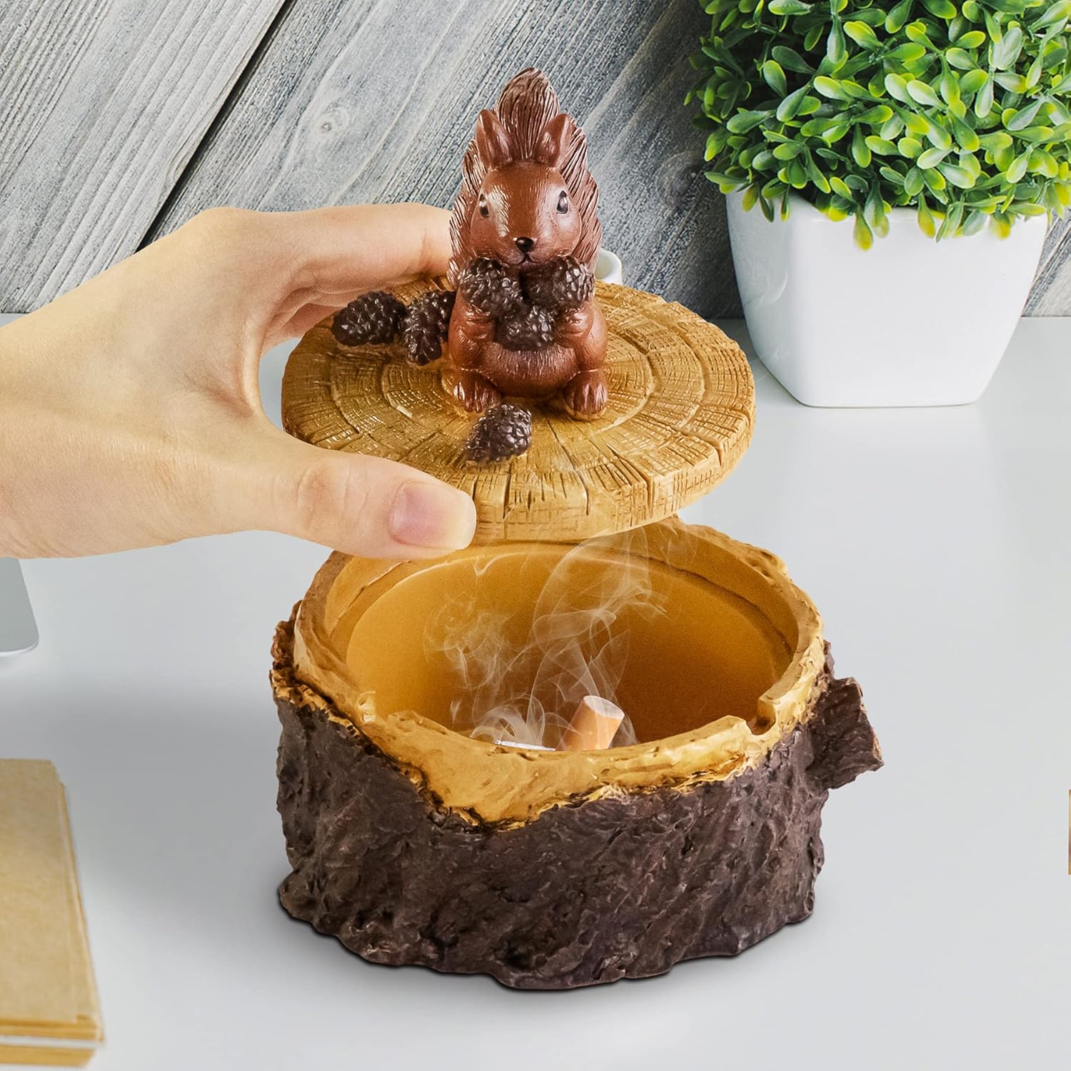 Cute Resin Squirrel Ashtray with Lid for Home and Garden